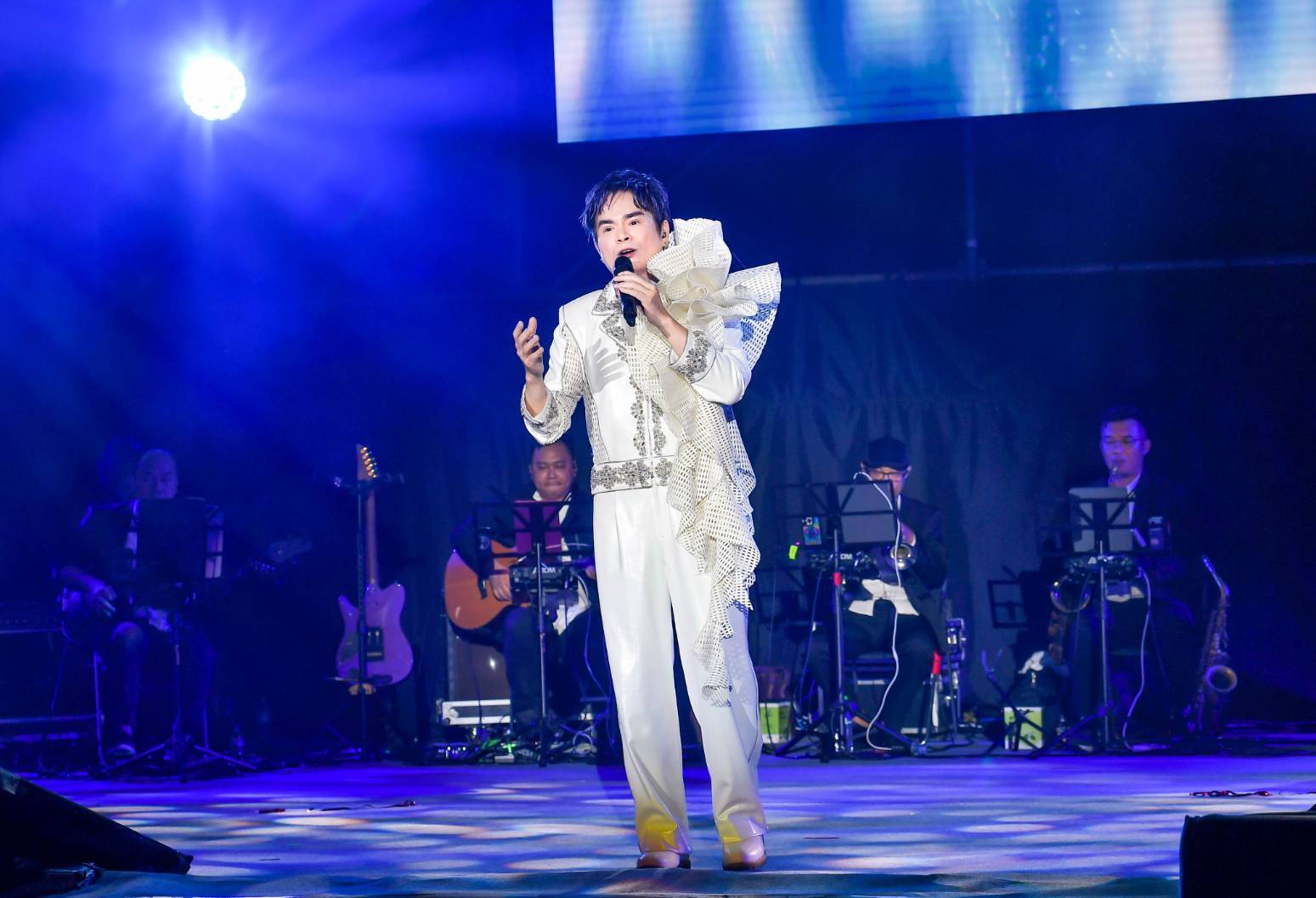 以歐洲王子造型演唱多首情歌，溫柔嗓音催淚粉絲。