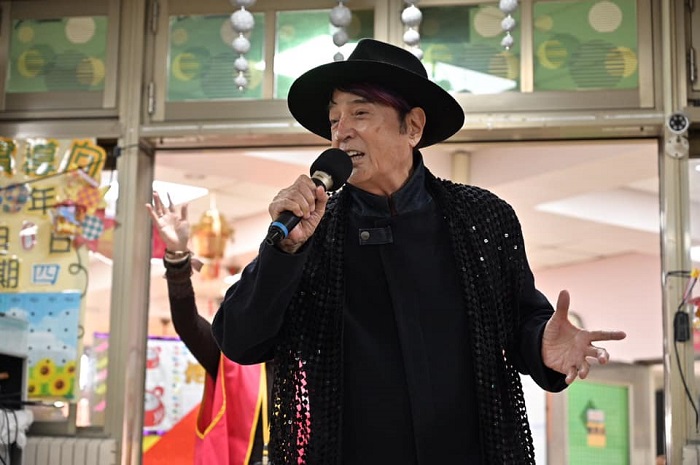 林沖融合舞蹈、歌唱與華麗造型,迅速掀起轟動,被譽為「東方貓王」。(翻攝自林沖臉書)