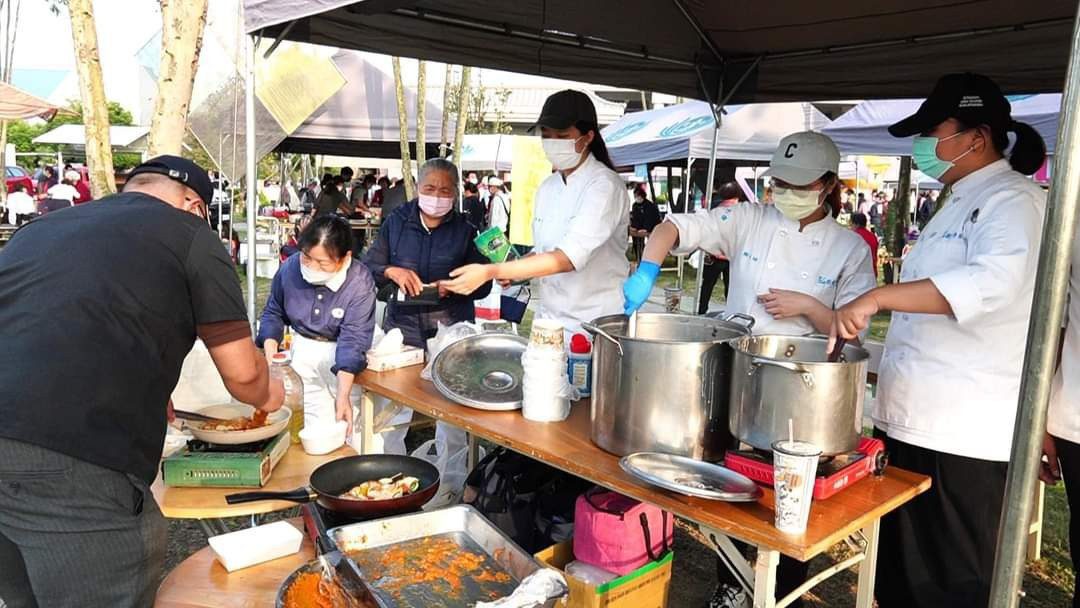 義守大學觀旅學院學生赴慈濟參與義賣　推出東南亞特色餐點大獲好評