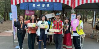 由苗栗縣政府打造「豐味苗栗」品牌，23日於「2025 通霄濱海追風馬拉松」現場為跑者加油打氣。（圖/苗栗縣政府）