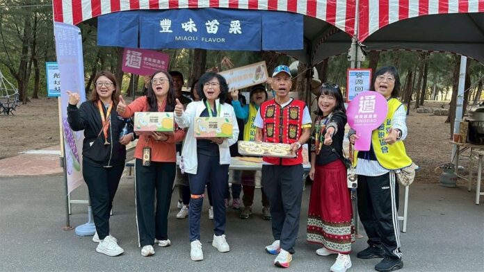 由苗栗縣政府打造「豐味苗栗」品牌，23日於「2025 通霄濱海追風馬拉松」現場為跑者加油打氣。（圖/苗栗縣政府）