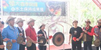 東勢林場的螢火蟲已經開始出沒，18日下午舉行「2023東勢林場螢火蟲季開鑼暨水土保持成果展活動」，由彰化縣長王惠美、台中市議員吳振嘉、行政院農業委員會水土保持局副局長林長立和彰化縣農會張建豐、總幹事台中市客委會主委江俊龍共同住持開鑼儀式，為今年的螢火蟲季揭開序幕。(圖/東勢林場)