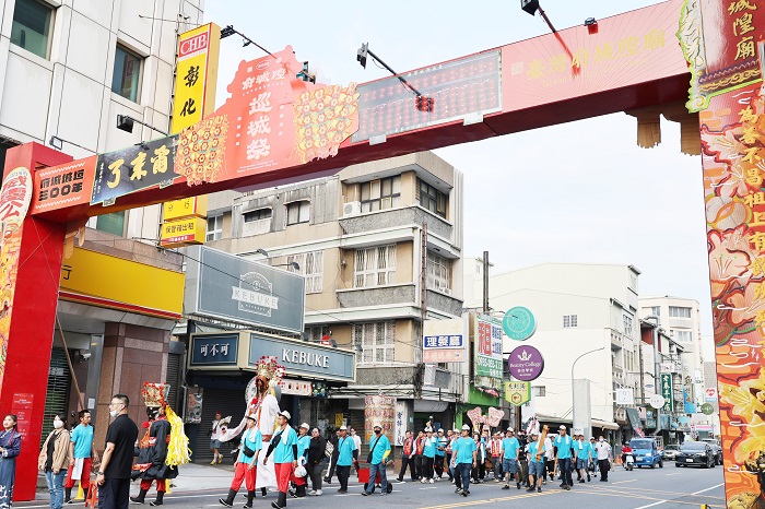 台灣府城隍廟遶境行經台南四大古城門,信眾虔誠隨行,展現宗教文化魅力。