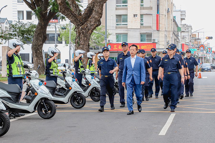 嘉義縣警用車輛汰舊換新　翁章梁主持校閱儀式