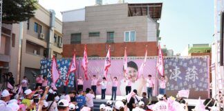 盧秀燕市長將戰旗授與七位總幹事，期盼在選戰倒數兩週最後衝刺時刻，成為她的分身，保持戰力滿點全力拜票。（圖/盧秀燕競選總部）