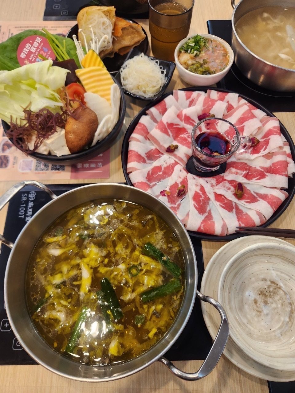侯黑鍋物 個人酸菜鍋物 連續5年榮獲台灣美食獎項