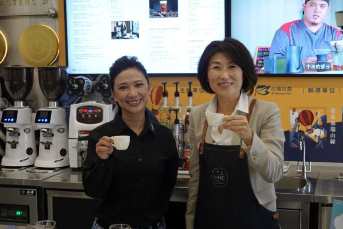 台東縣縣長饒慶鈴(右)擔任一日店長行銷臺東咖啡。