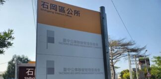 選手衝刺終點民眾夾道歡呼 資料照