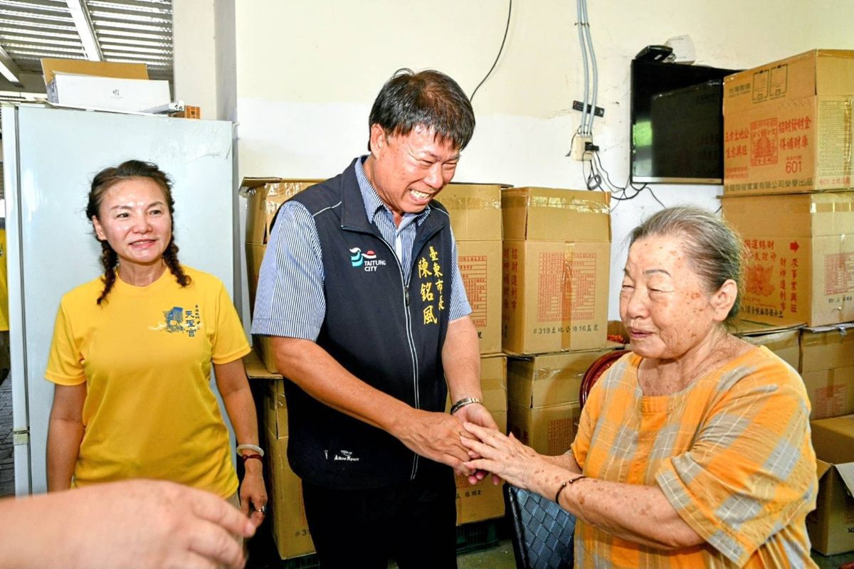 ▲台東市長陳銘風(中)一一與東海龍門天聖宮執事人員和現場志工握手話家常;圖右為本屆『人間媽祖志工獎』得主、宮主嬤蘇片,圖左為東海龍門天聖宮宮主陳柔嫻。(圖/東海龍門天聖宮 提供)
