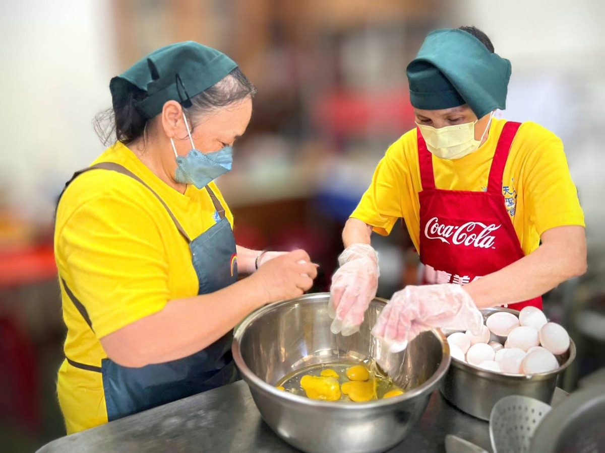 ▲東海龍門天聖宮一日蔬食因為有志宮群的付出溫暖了受者的心、他們越做越開心!(圖/東海龍門天聖宮 提供)