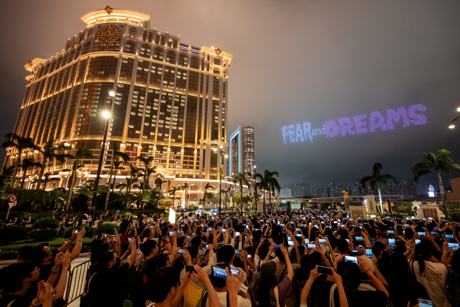 《陳奕迅FEAR and DREAMS世界巡迴演唱會-澳門最終站》於銀河綜藝館舉行收官演出,為令氣氛更為熱烈,「澳門銀河」特別呈獻一系列延伸活動,吸引大量海內外喜歡陳奕迅的朋友來到沉浸式打卡留念。(2)