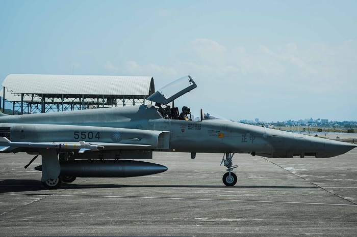 捍衛我國領空超過半世紀、培育無數空戰精銳的F-5系列戰機,RF-5E偵察機、F-5F雙座機將於今日舉行除役典禮,正式退出作戰序列。國防部昨日辦理為期2日的「RF-5E型機除役典禮媒體邀訪」活動,首日安排AIM-9P4響尾蛇飛彈潛力裝掛、飛行前檢查及戰機滑出演練,將戰機的「最後一舞」呈現在國人面前,象徵F-5系列戰機光榮退場。(軍聞社提供)