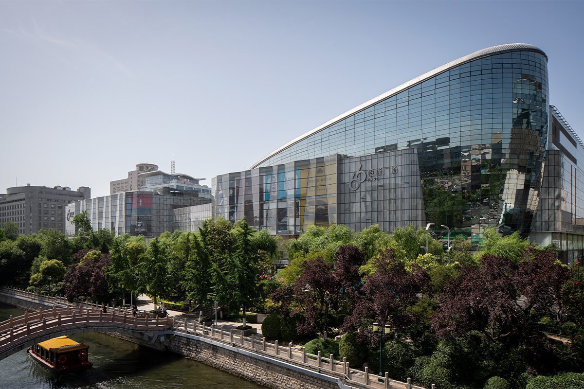 濟南恒隆廣場位於濟南市的核心商業區,是當地最具規模和最享負盛名的購物商場之一