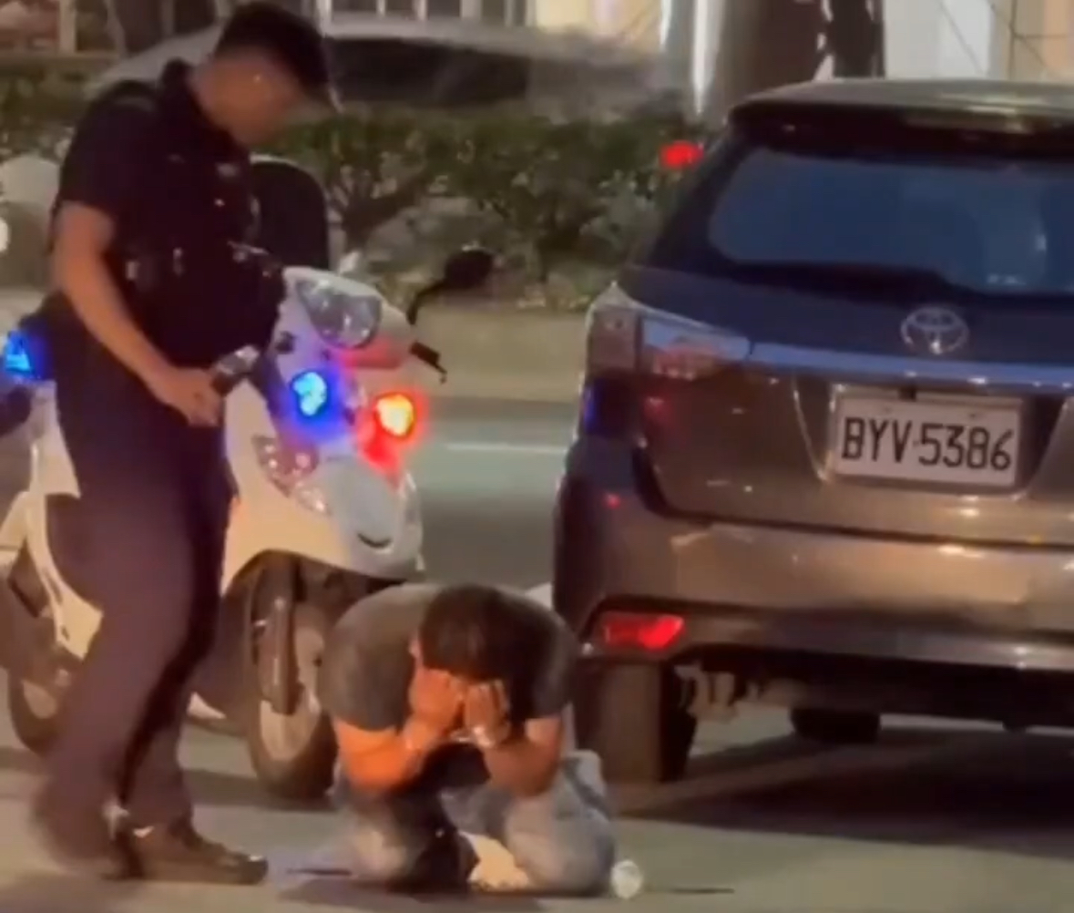 台南男講電話被攔查，車上竟藏逃逸外勞，被警噴辣椒水。