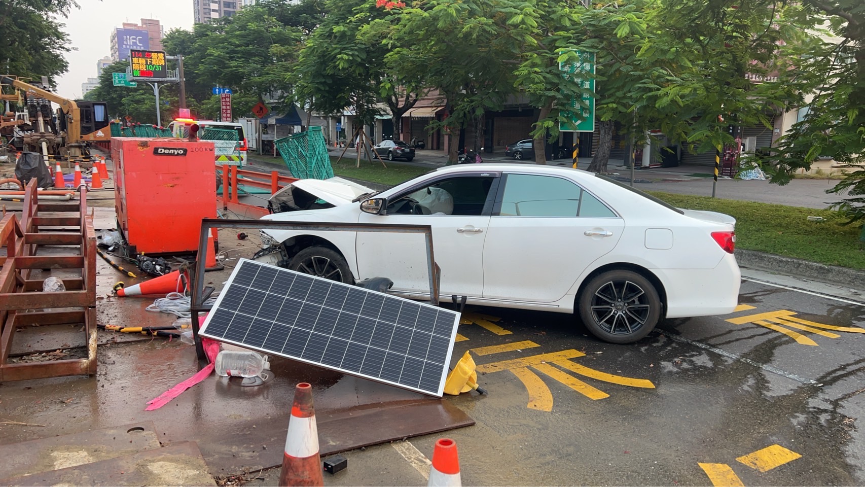 高雄男開車不熟路況「直衝」路邊！自小客撞爛施工欄杆毀容