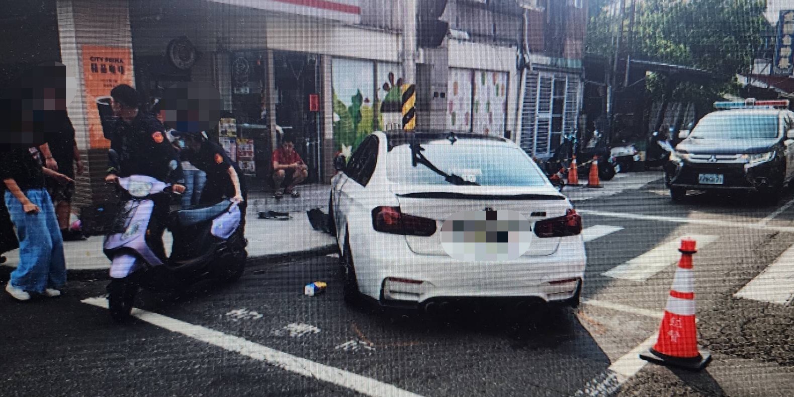 屏東男開BMW路口飆速 疑為閃左轉車失控撞號誌桿 又波及停紅燈女騎士 釀2傷