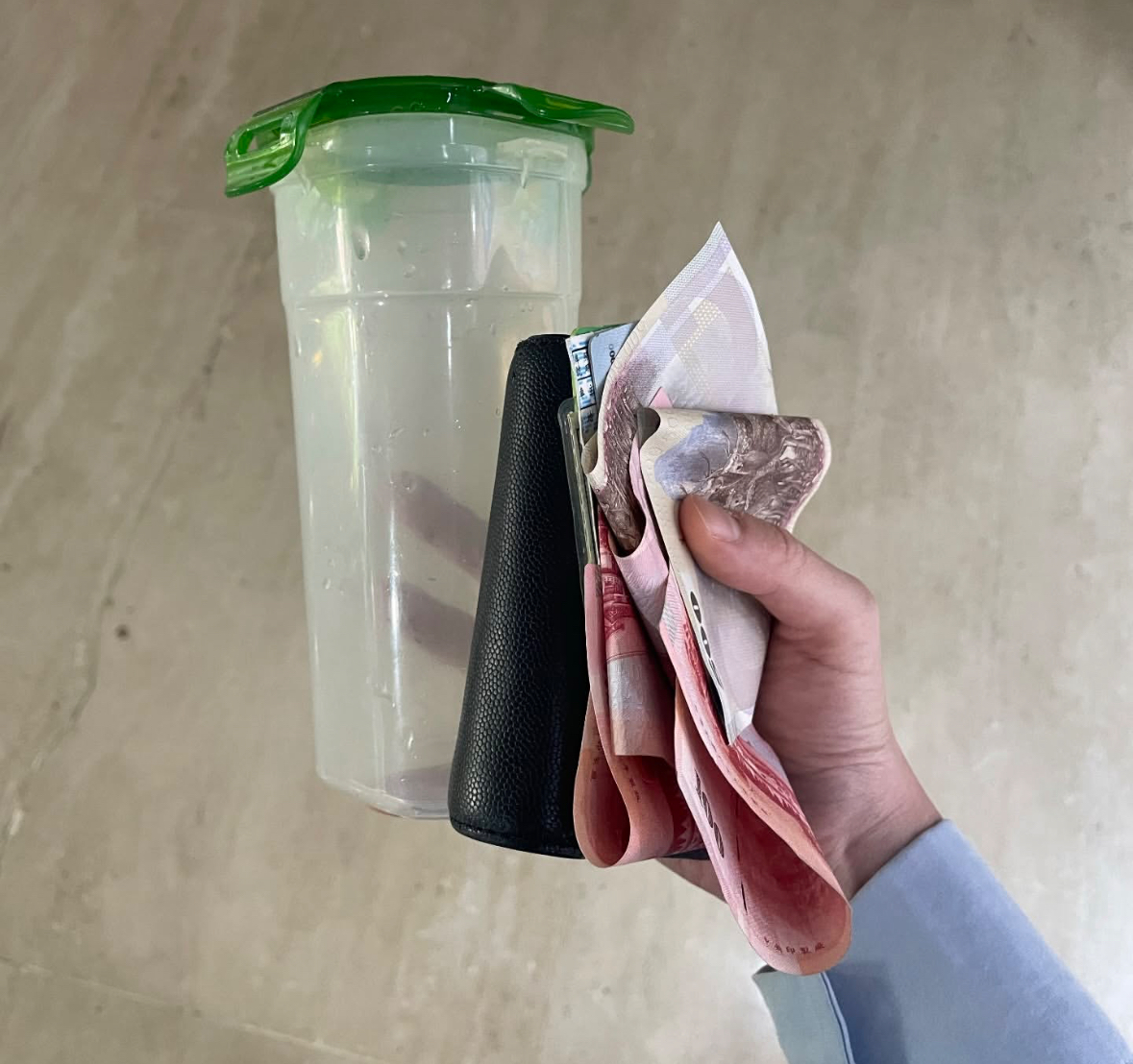 高雄「猴」發大財！ 錢包遭獼猴搶走 民眾狼狽救回鈔票跟水壺