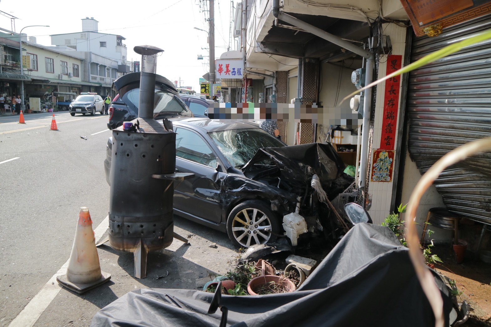 嘉義台18線兩車擦撞 竟雙雙滑進民宅前 2駕駛受傷送醫
