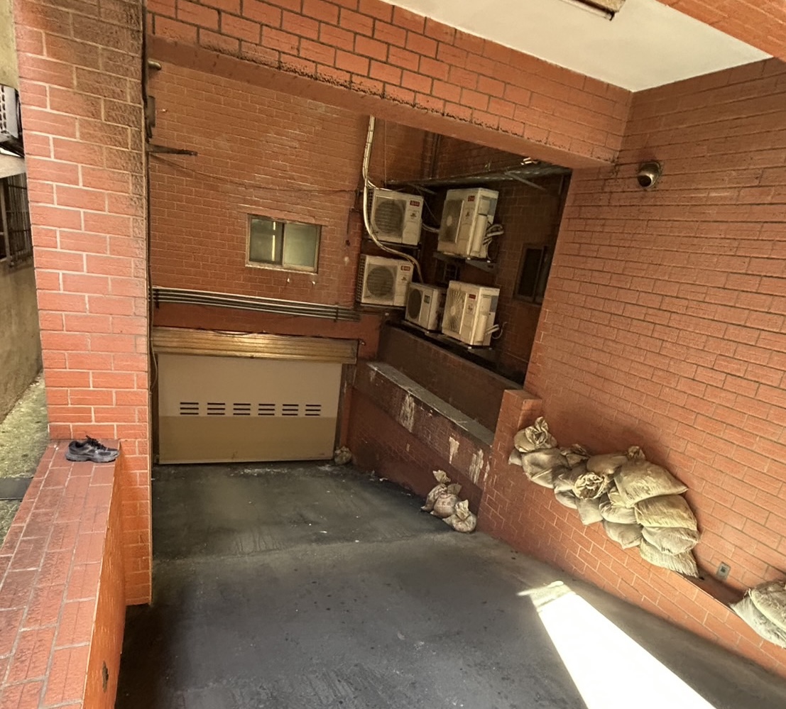 新北醉女「找前任」 走錯社區墜車道口 慘遭住戶開車輾過送醫