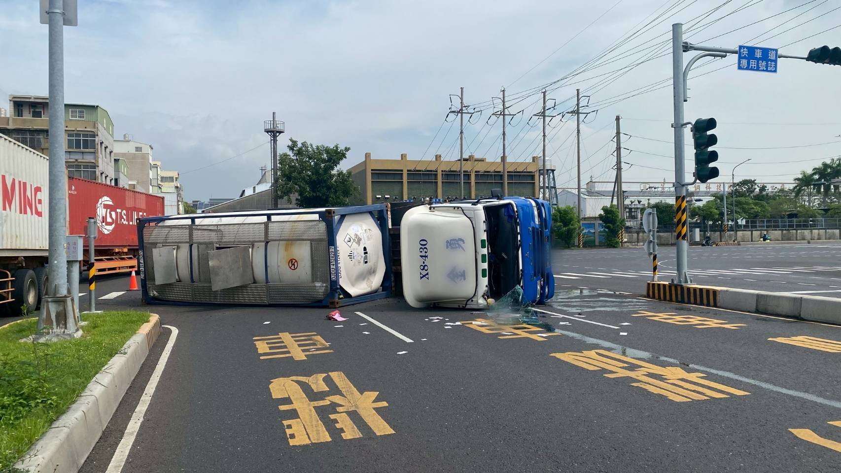 高雄小港49歲駕駛「左轉失控」大型車翻覆 嚇壞用路人