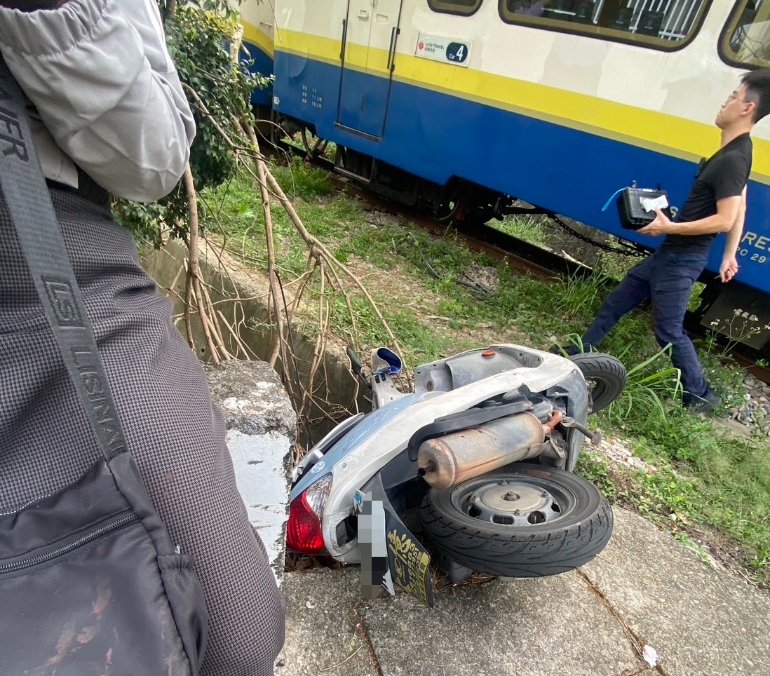 影/嘉義婦恍神闖平交道「撞欄摔車」 阿里山小火車急煞驚險擦撞上