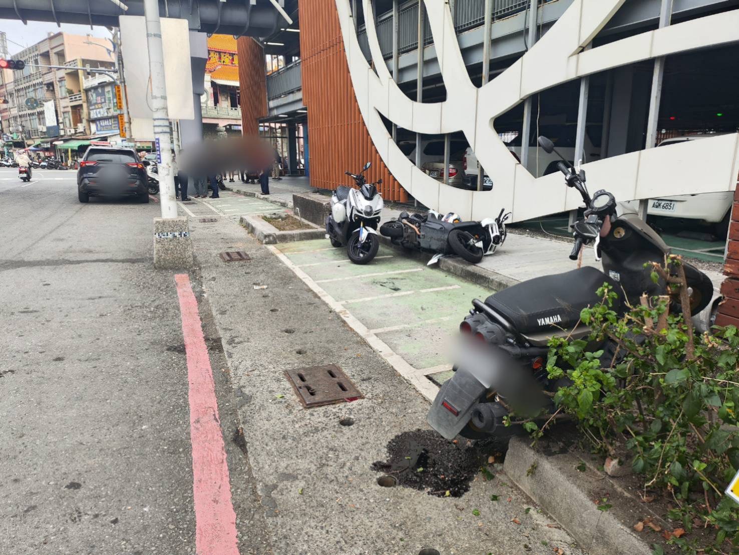 東港男倒車出包「連撞4機車再撞燈桿」 車頭全毀