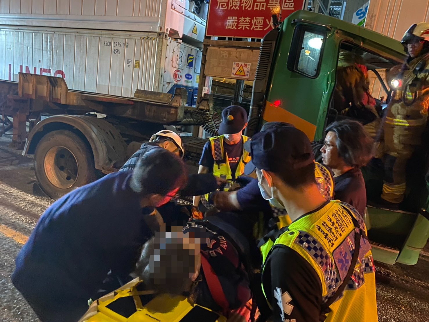 基隆東9碼頭解櫃失控撞貨櫃區 司機腿部遭擠壓受困近 1 小時脫困送醫