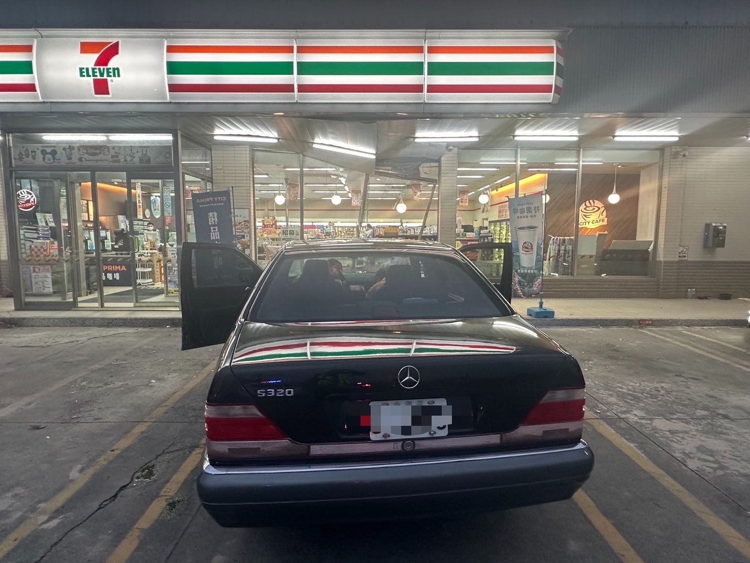 嘉義76歲翁誤踩油門 撞進太保 7-11 玻璃碎滿地