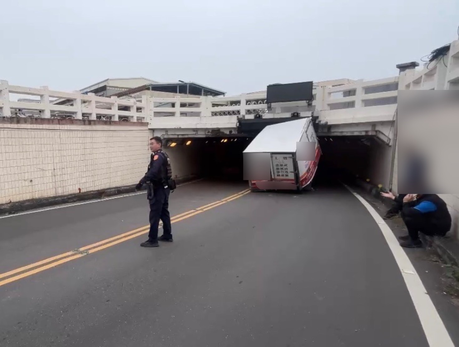 小貨車載「蛋」爆卡關！2.6車斗硬闖限高2.2公尺地下道 撞擊畫面曝