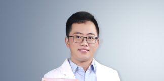 ▲友禾生醫吳禾中藥師與藥師群對於肽亮妍原料的挑選十分嚴謹。(圖/友禾生醫提供)