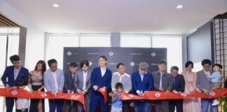 JK STUDIO 品牌創辦人 Jerry (左7)與名人游安順等人進行開幕剪綵。