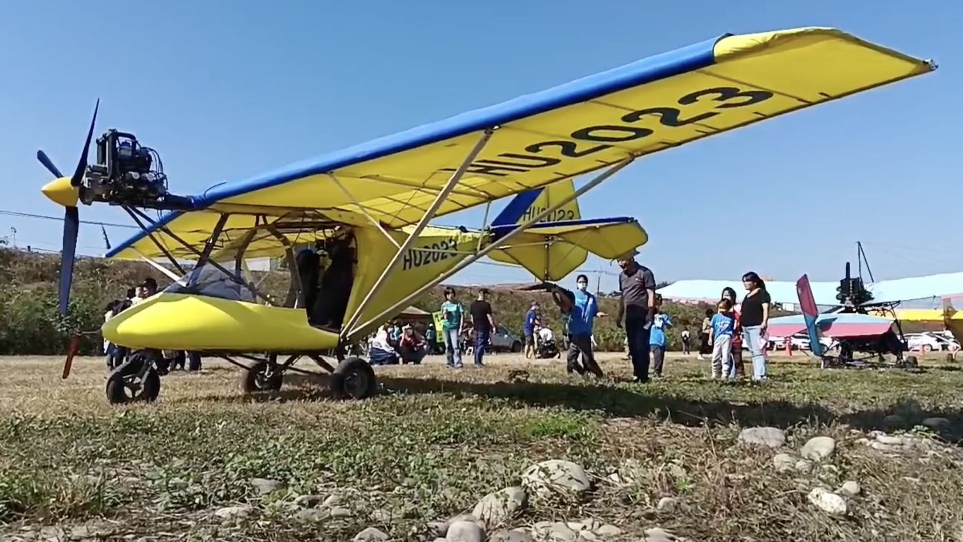 溪尾國小22日慶祝71周年校慶，直接將校慶在飛機跑道上辦。（溪尾國小提供）