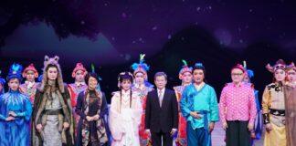 榮興客家採茶劇團團長鄭榮興(中)和《天上‧人間‧桃花源》導演、編劇和演員的大合照。。(圖/榮興客家採茶劇團提供)