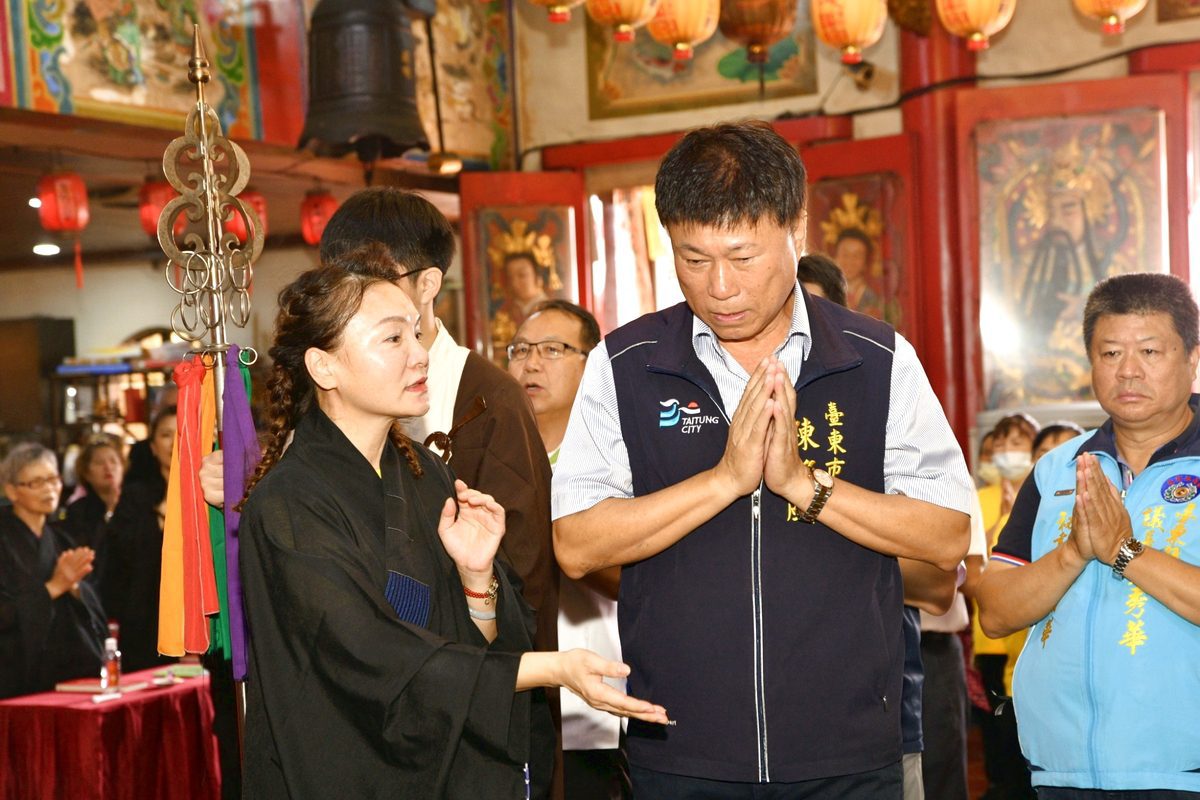 ▲台東市長陳銘風(右)、東海龍門天聖宮陳柔嫻宮主(左)等貴賓,一同參與東海龍門天聖宮啟建『金剛寶壇』開香盛典。(圖/東海龍門天聖宮 提供)