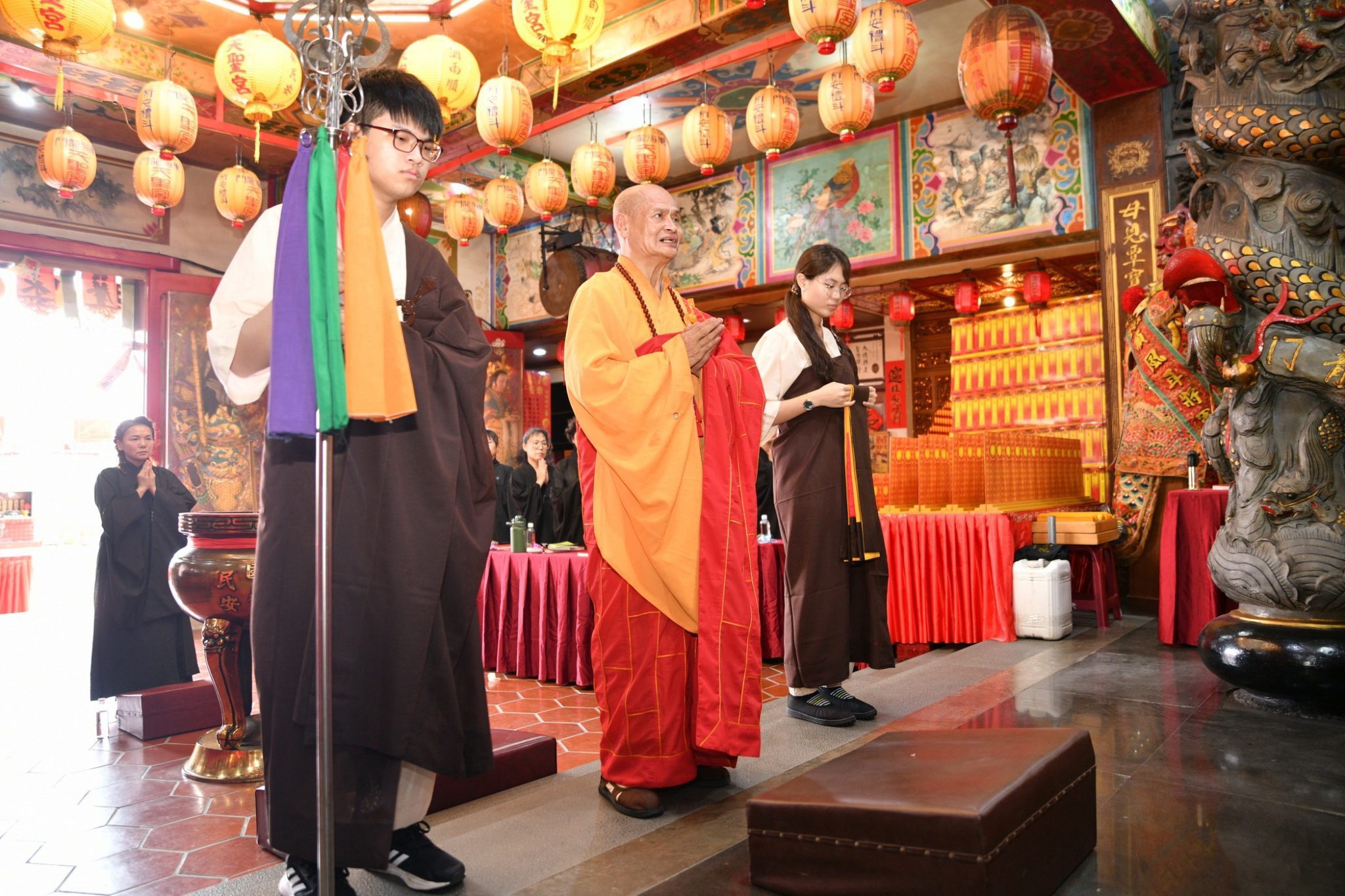 ▲『金剛對卷』是古時顯密教派常用的科儀,至今卻幾近失傳、已很少見,因著東海龍門天聖宮陳柔嫻宮主(後排左一)發心、及弘遠法師(前排中)無量悲心,啟建『金剛寶壇』法會,廣結善緣利眾生。(圖/東海龍門天聖宮 提供)