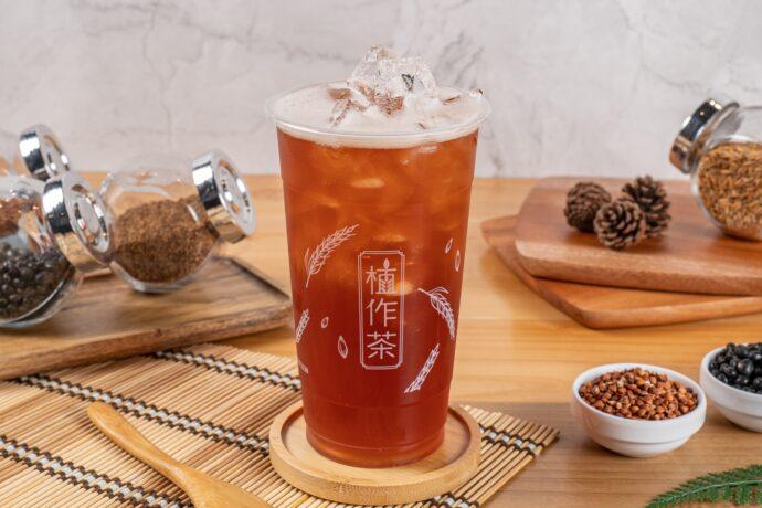 「月桃」採用月桃葉萃取的茶基底做出月桃、黑月、白月、紅月等飲品。(圖/植作茶提供)