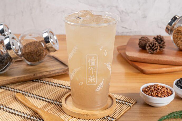 島嶼恩典系列中的「油芒+稻穀」，是植作茶榜上有名的熱門飲品。(圖/植作茶提供)