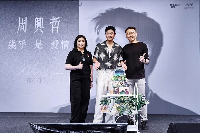 巨型蛋糕提前慶生、星空飛騰國際娛樂CEO羅維君(左起)周興哲、華納音樂董事總經理楊國修上台獻上祝福