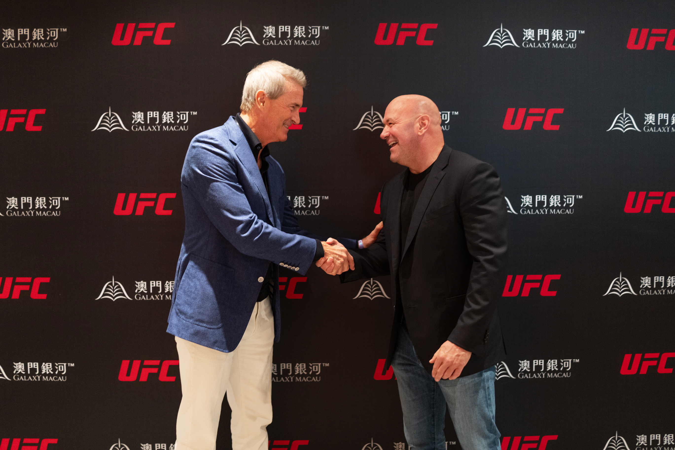 「澳門銀河」與UFC達成戰略夥伴關係,連同2026年共四年內舉辦三場格鬥之夜。此次合作期望有助於提升澳門對遊客的吸引力,並促進澳門體育和旅遊業的發展。(右至左)UFC總裁兼首席執行官白大拿及銀河娛樂集團首席營運總監(澳門)祁嘉杰先生共慶是次戰略夥伴關係。