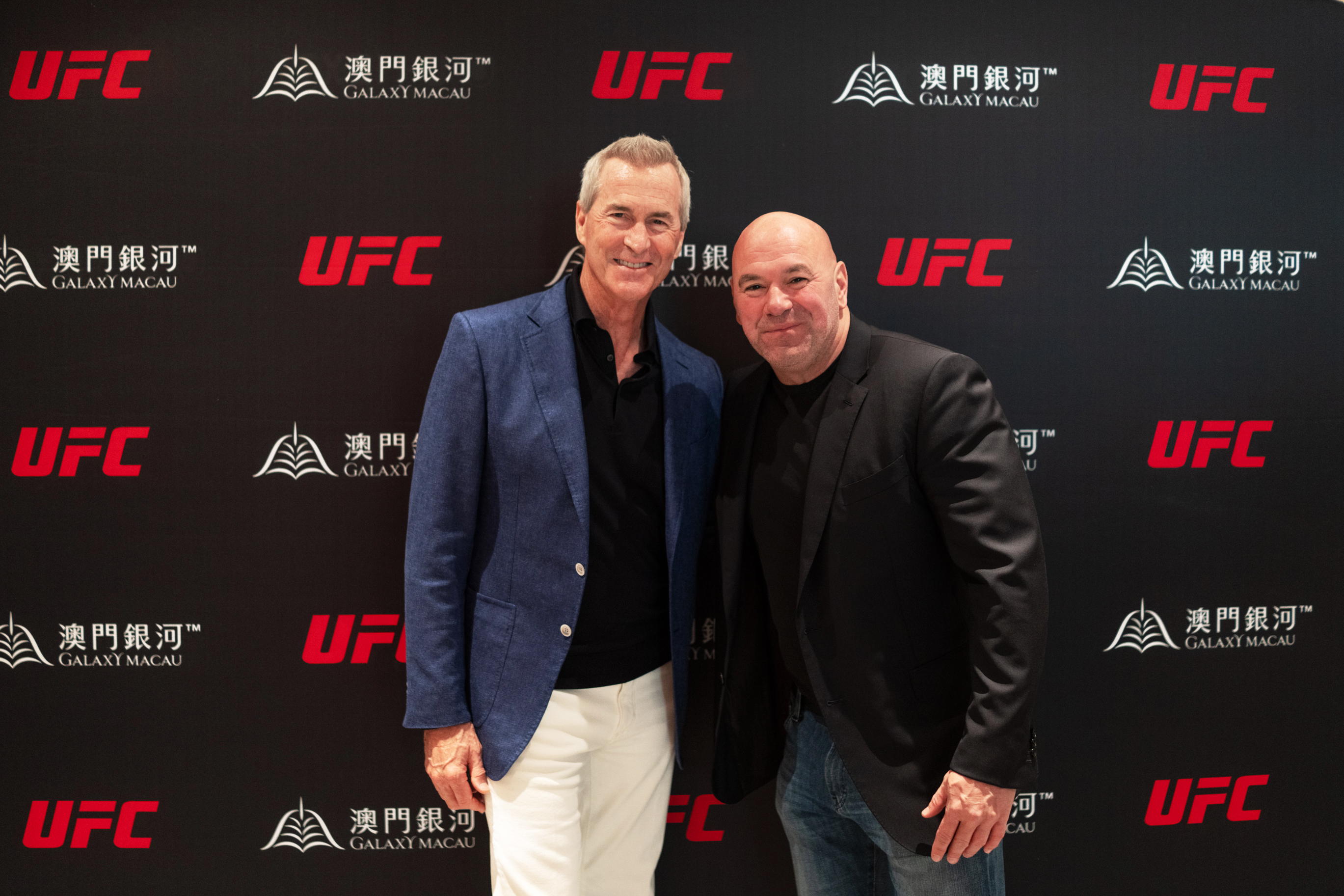 「澳門銀河」與UFC達成戰略夥伴關係,連同2026年共四年內舉辦三場格鬥之夜。此次合作期望有助於提升澳門對遊客的吸引力,並促進澳門體育和旅遊業的發展。(右至左)UFC總裁兼首席執行官白大拿及銀河娛樂集團首席營運總監(澳門)祁嘉杰先生共慶是次戰略夥伴關係。