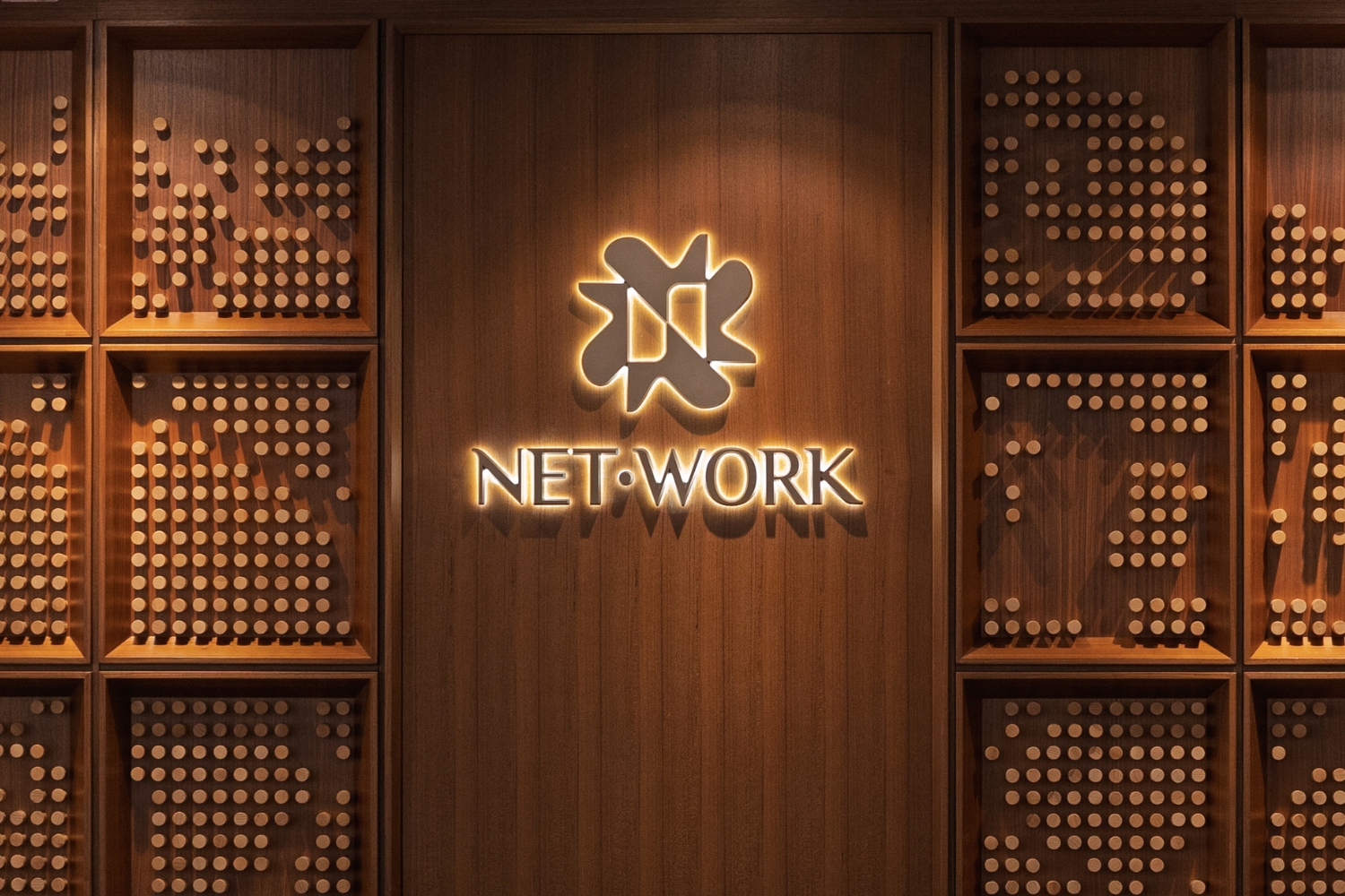 NET•WORK 象徵無限機遇的連繫,既是企業發展的樞紐,也是激發靈感的交匯點