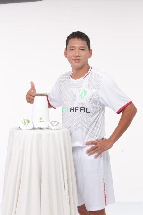 越南市場邀請知名足球明星 Nguyen Anh Duc 做產品代言，產品熱銷。(圖/翔兆科技提供)