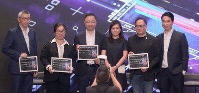 香港樹仁大學應用數據科學系副教授兼系主任 Connie Yuen 博士(上圖左二)、恆生銀行數據及分析辦公室主管 Edwin Hui 先生(上圖左三)及數據素養協會創會主席 Toa Charm 博士(上圖左五)出席了由 IBM 香港數據及人工智能銷售主管Kayton Wan先生(上圖左六)主持的主題為「您的數據是否已為人工智能做好準備?」的小組討論。IBM 中國香港總經理Mimi Poon女士 (上圖左四)與嘉賓及主持人合影。 香港樹仁大學應用數據科學系副教授兼系主任 Connie Yuen 博士(上圖左二)、恆生銀行數據及分析辦公室主管 Edwin Hui 先生(上圖左三)及數據素養協會創會主席 Toa Charm 博士(上圖左五)出席了由 IBM 香港數據及人工智能銷售主管Kayton Wan先生(上圖左六)主持的主題為「您的數據是否已為人工智能做好準備?」的小組討論。IBM 中國香港總經理Mimi Poon女士 (上圖左四)與嘉賓及主持人合影。