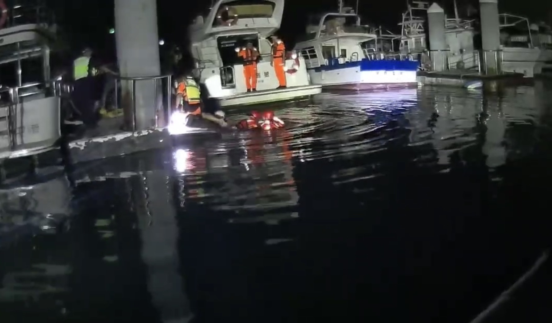 男子梧棲漁港跳海輕生！海巡、警消接力救援　118專線即刻挽回一命