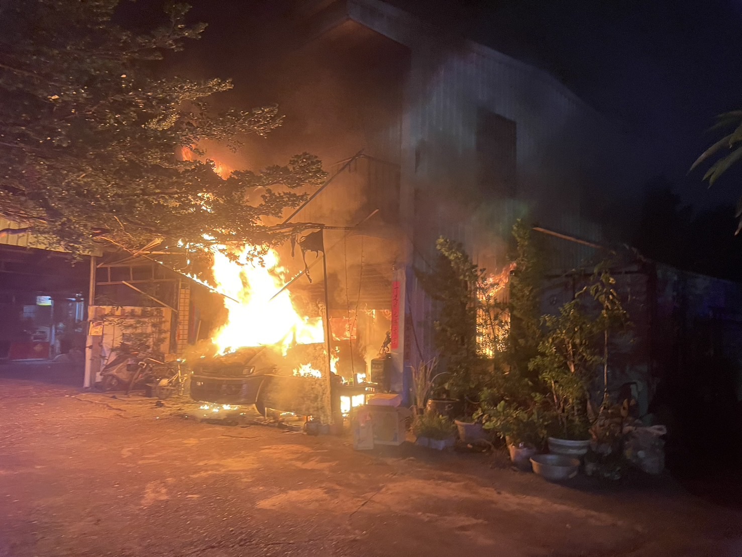 母女受困鐵皮屋火警　雙雙OHCA送醫搶救中