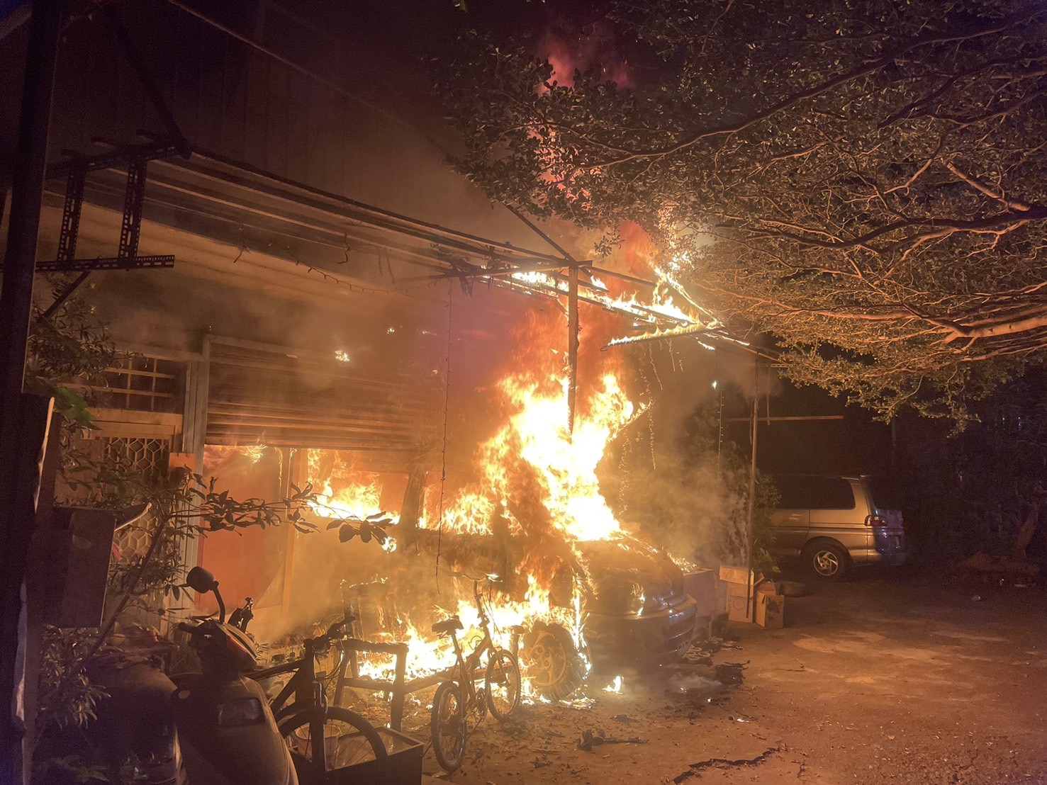 母女受困鐵皮屋火警　雙雙OHCA送醫搶救中