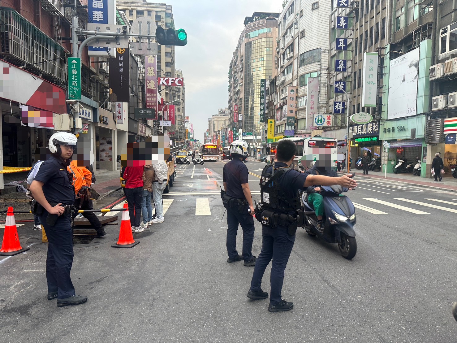 ▲警方到場協助。（翻攝畫面）