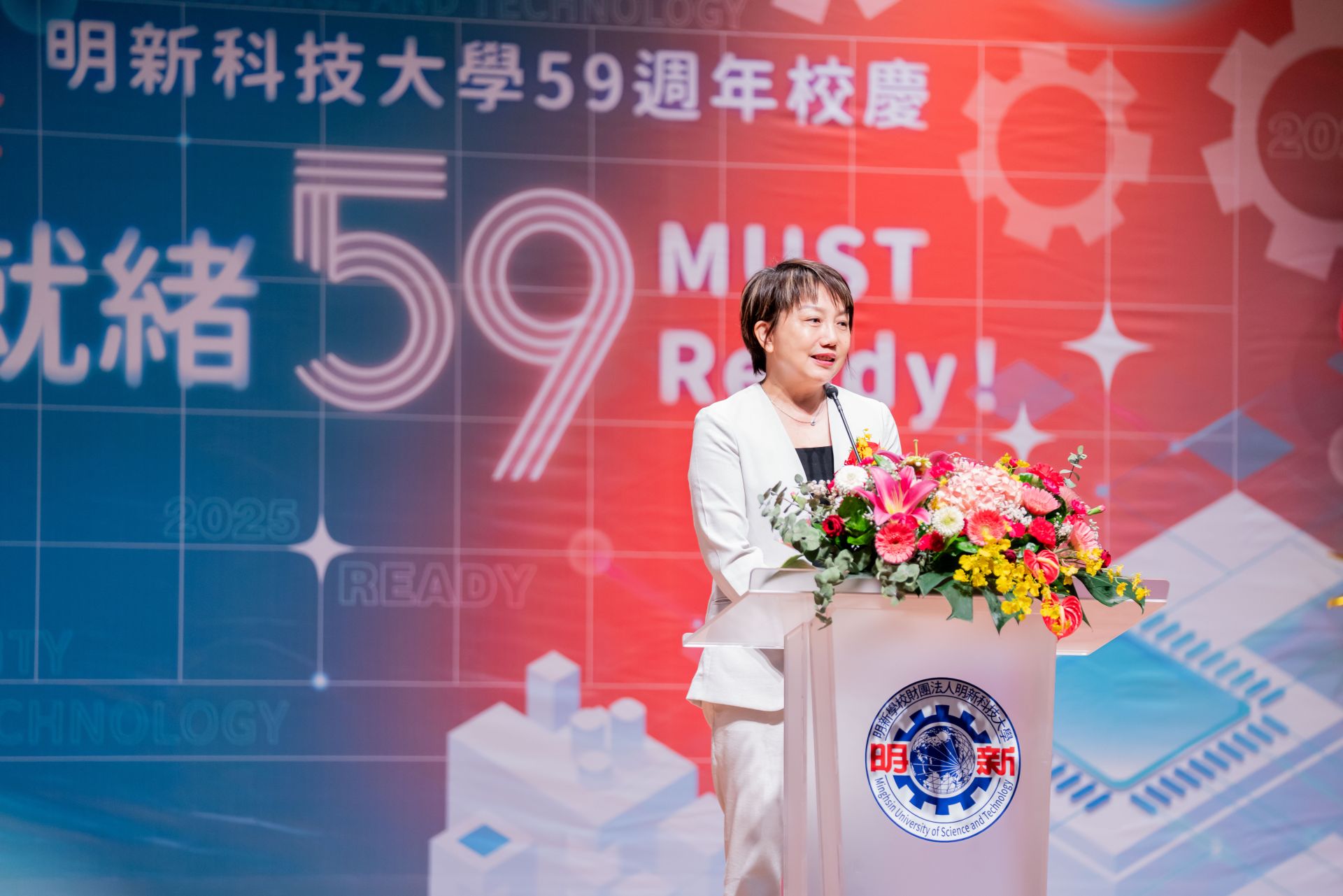 立法委員范雲出席明新科大59週年校慶致詞,肯定明新在技職教育與半導體人才培育上的亮眼成果,指出明新科大在國家半導體教育與外交合作上扮演關鍵角色,並表示將在教育政策與資源分配上持續支持技職教育發光發熱。