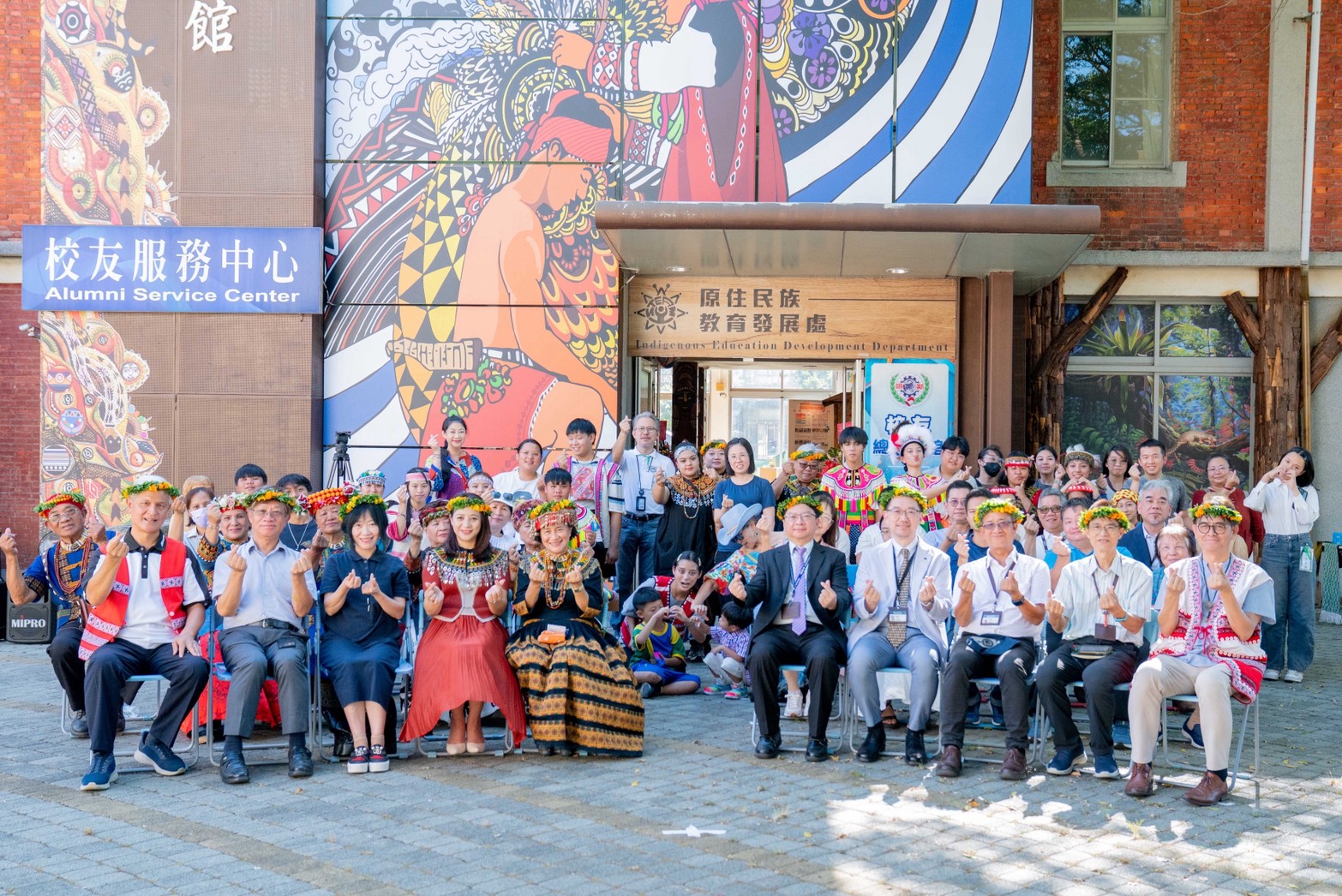 校慶當天由原民處舉辦排灣族琉璃珠特展《嚮光!》,並邀請排灣族耆老吟唱祈福,為展覽揭開序幕。「蜻蜓雅築」施秀菊工藝師,作品以光與希望為題,展現女性創作力與文化傳承之美。