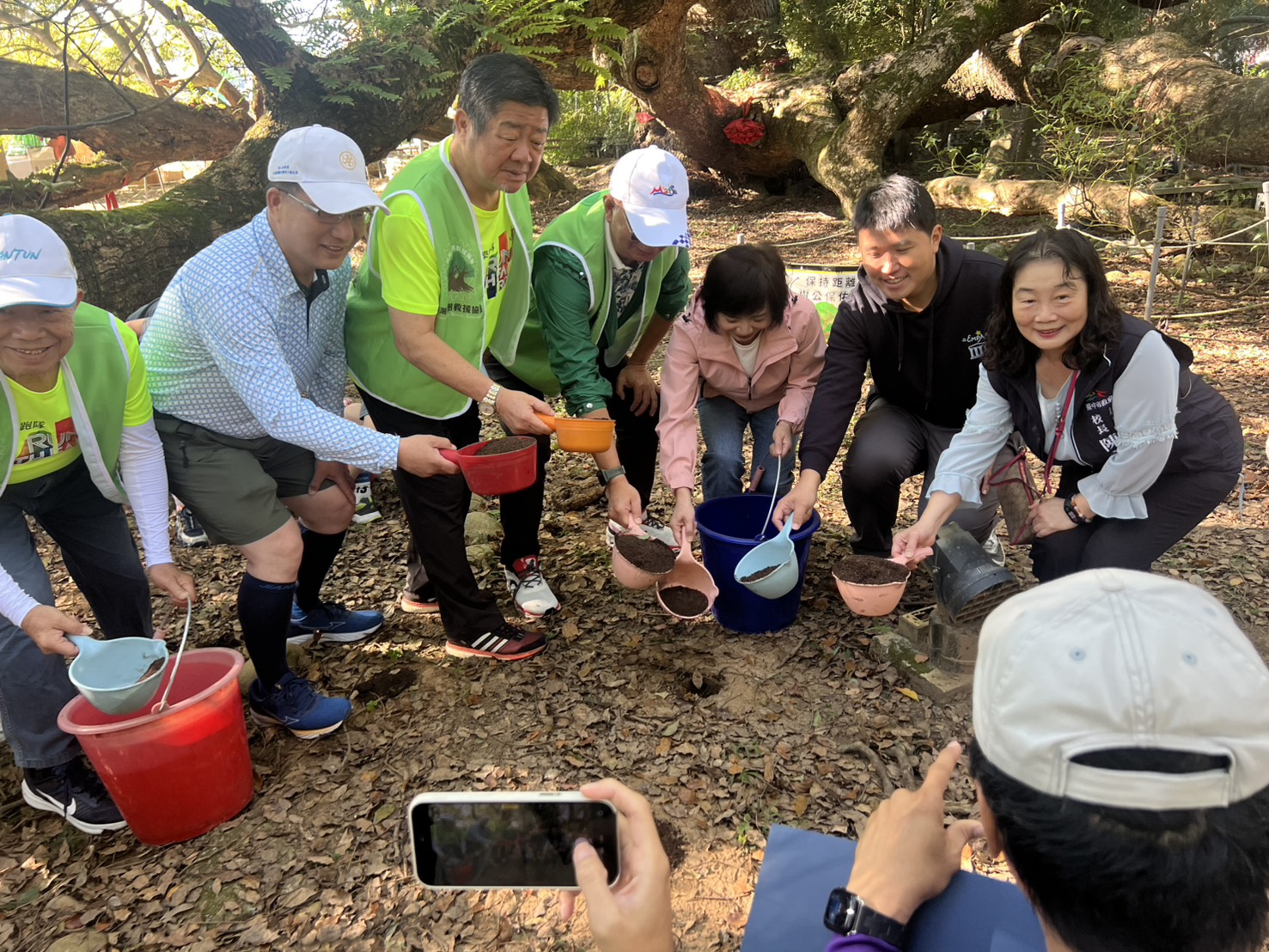 參與者於五福臨門神木前合影留念,以行動支持台中老樹保育。